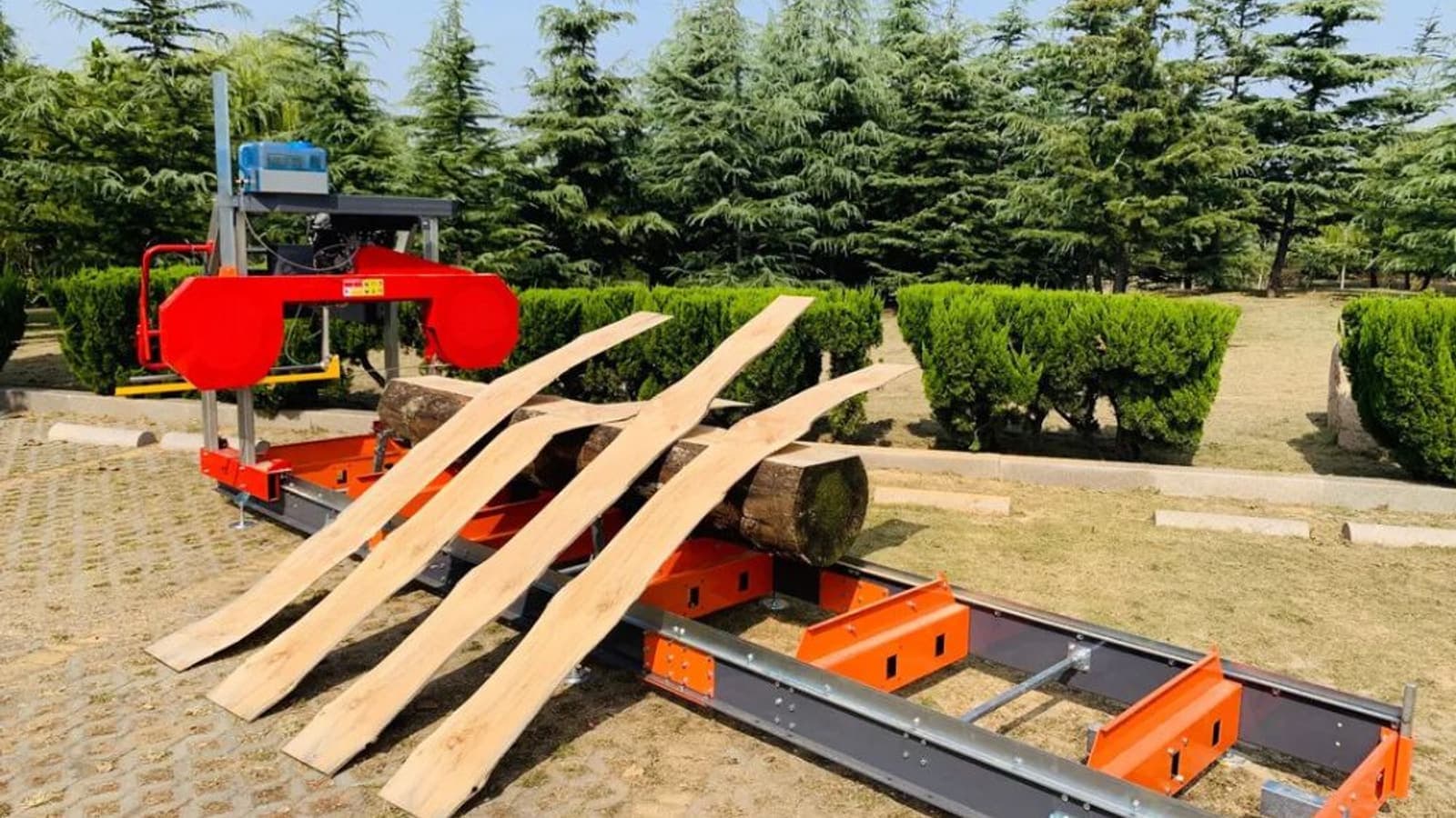 Scierie mobile CUTCRAFT RS360G débitant des planches en extérieur